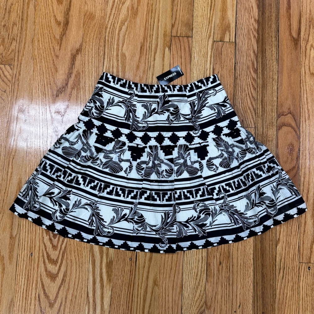 NWT Express Black and White Patterned Pleated Lined Flare Mini Skirt